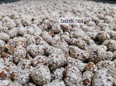 سوهان بادام زمینی دوآتشه با تزئین کنجد